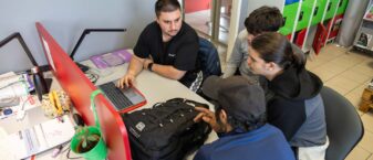 Les étudiants échangent autour d'un bureau du Campus Connecté