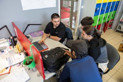 Les étudiants échangent autour d'un bureau du Campus Connecté - Agrandir l'image 5 sur 6, fenêtre modale