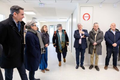 Le Président Régis Banque et vice-présidents tout sourire à l'intérieur de la micro-crèche  - Agrandir l'image 2 sur 3, fenêtre modale