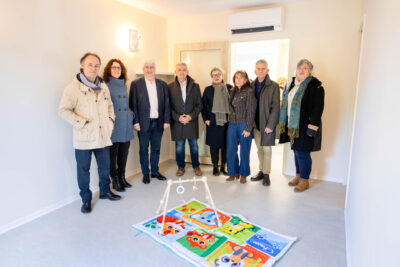 Elus et responsables du projet posent devant la salle de jeu - Agrandir l'image 3 sur 3, fenêtre modale