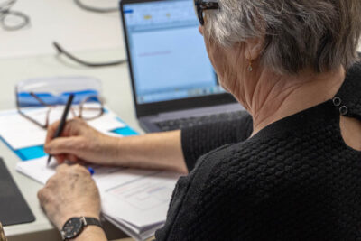 Une participante prend des notes en lien avec l’atelier - Agrandir l'image 2 sur 3, fenêtre modale