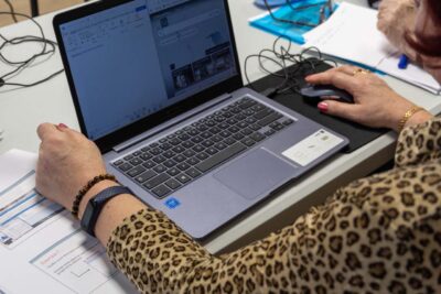 Une participante qui prend en main les outils numériques - Agrandir l'image 3 sur 3, fenêtre modale