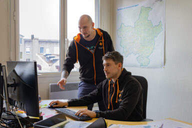 Dev'Oc - Clément Dubos et Thibaut Izard regardent l'ordinateur