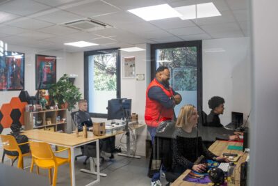 Florent Pontiac, et ses collaborateurs dans les bureaux Delta'R - Agrandir l'image 2 sur 3, fenêtre modale