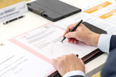 Focus sur la signature - Agrandir l'image 2 sur 3, fenêtre modale