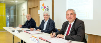 Le président de Carcassonne Agglo, Régis Banquet et le directeur régional du CNAM ont signé, une convention de partenariat
