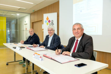 Le président de Carcassonne Agglo, Régis Banquet et le directeur régional du CNAM ont signé, une convention de partenariat