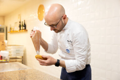 Rémi Touja prépare un éclair