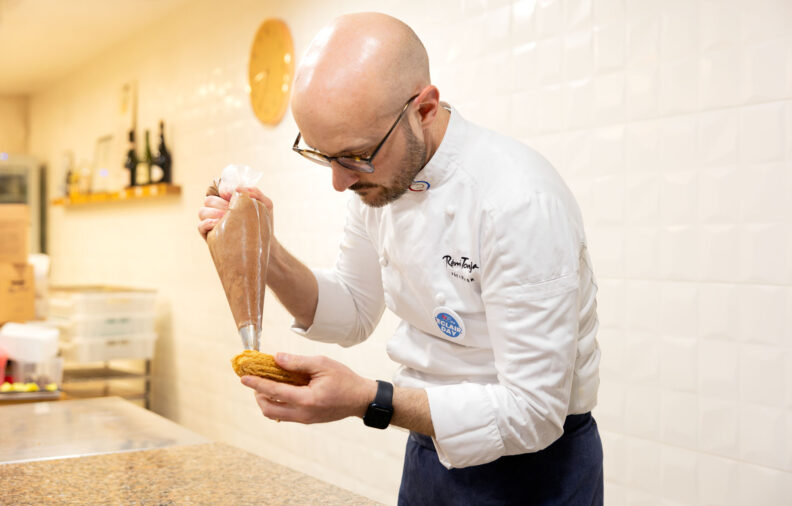 Rémi Touja prépare un éclair