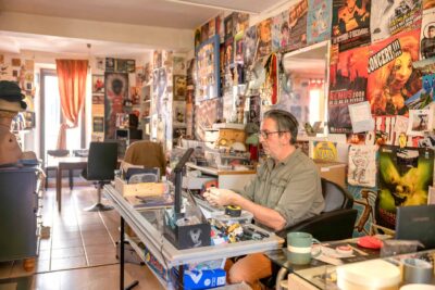 Zarno dans son atelier - Agrandir l'image 1 sur 3, fenêtre modale